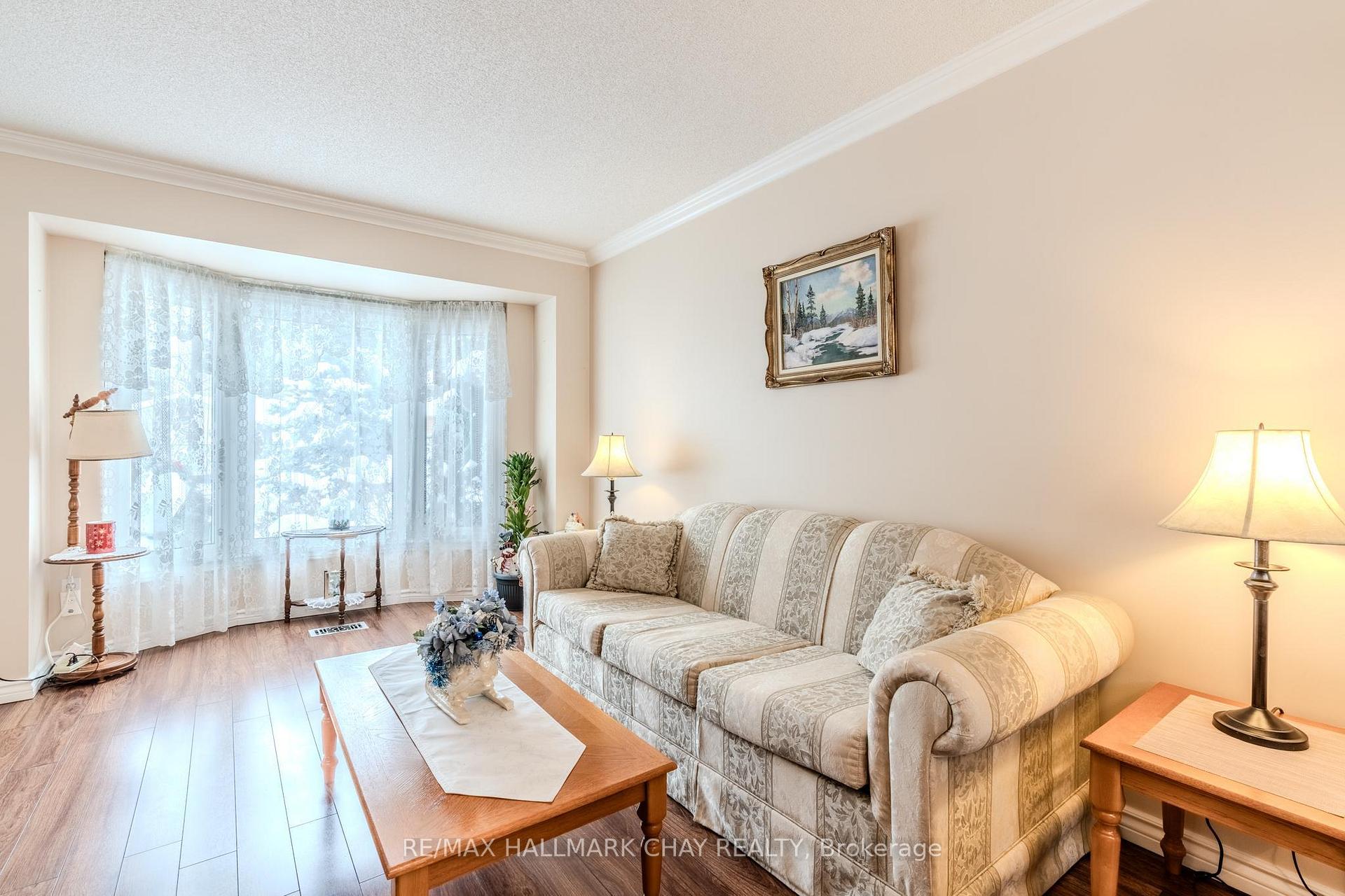 Photo 8 of 33 Irwin Drive, Barrie, Northwest — HOMEH