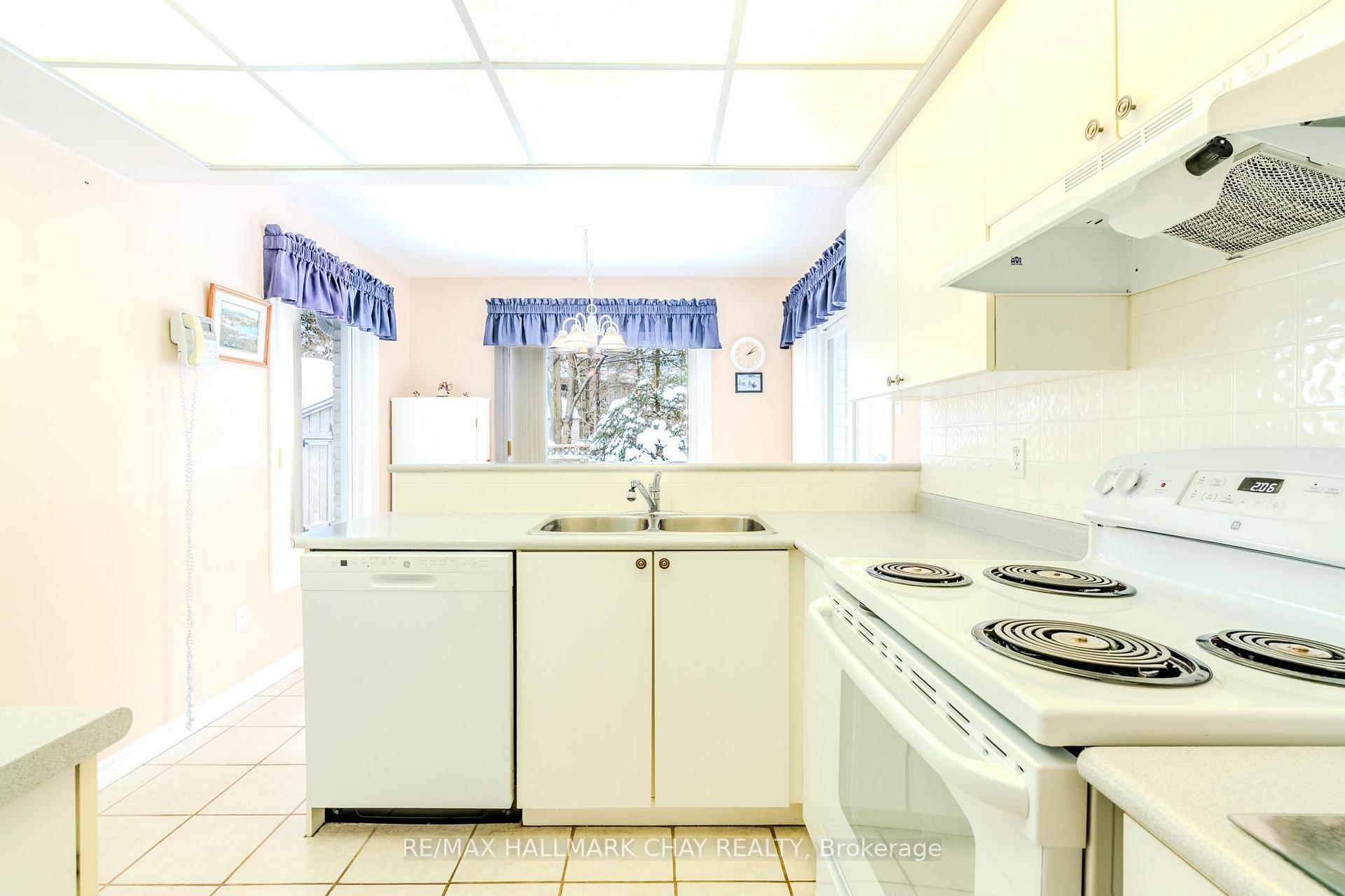 Photo 10 of 33 Irwin Drive, Barrie, Northwest — HOMEH