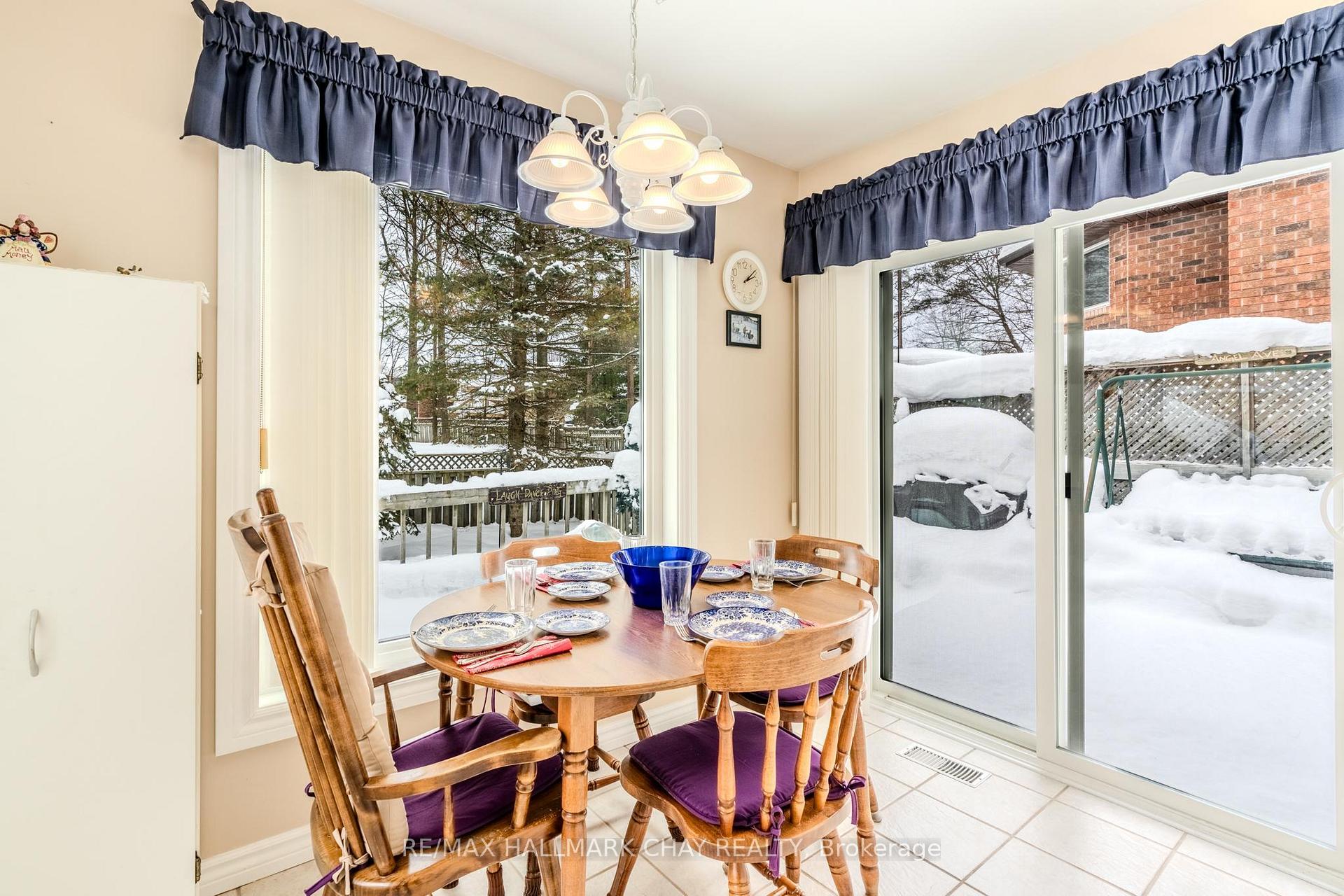 Photo 11 of 33 Irwin Drive, Barrie, Northwest — HOMEH