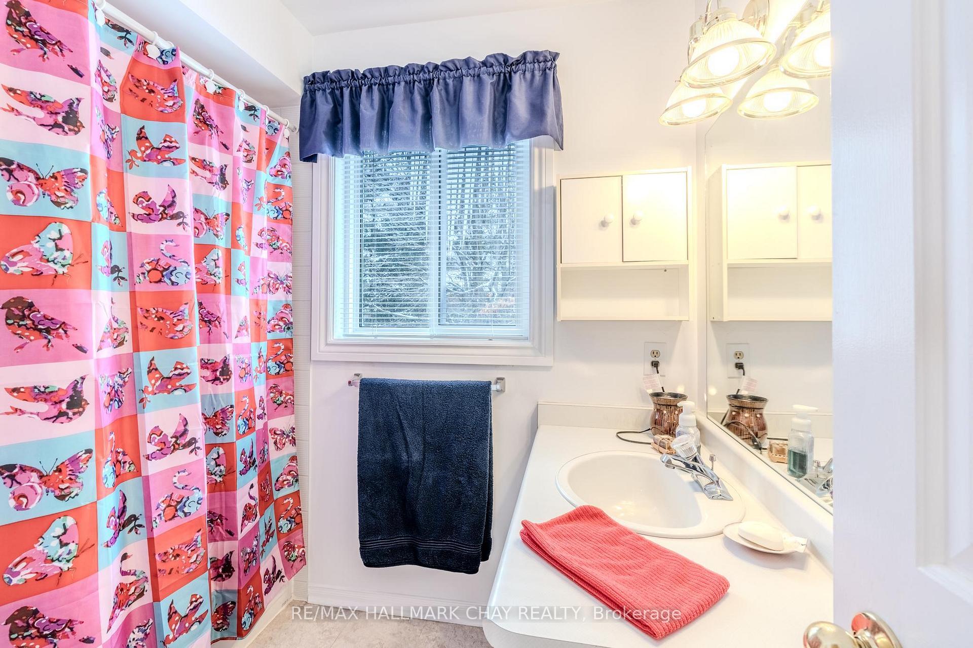 Photo 16 of 33 Irwin Drive, Barrie, Northwest — HOMEH
