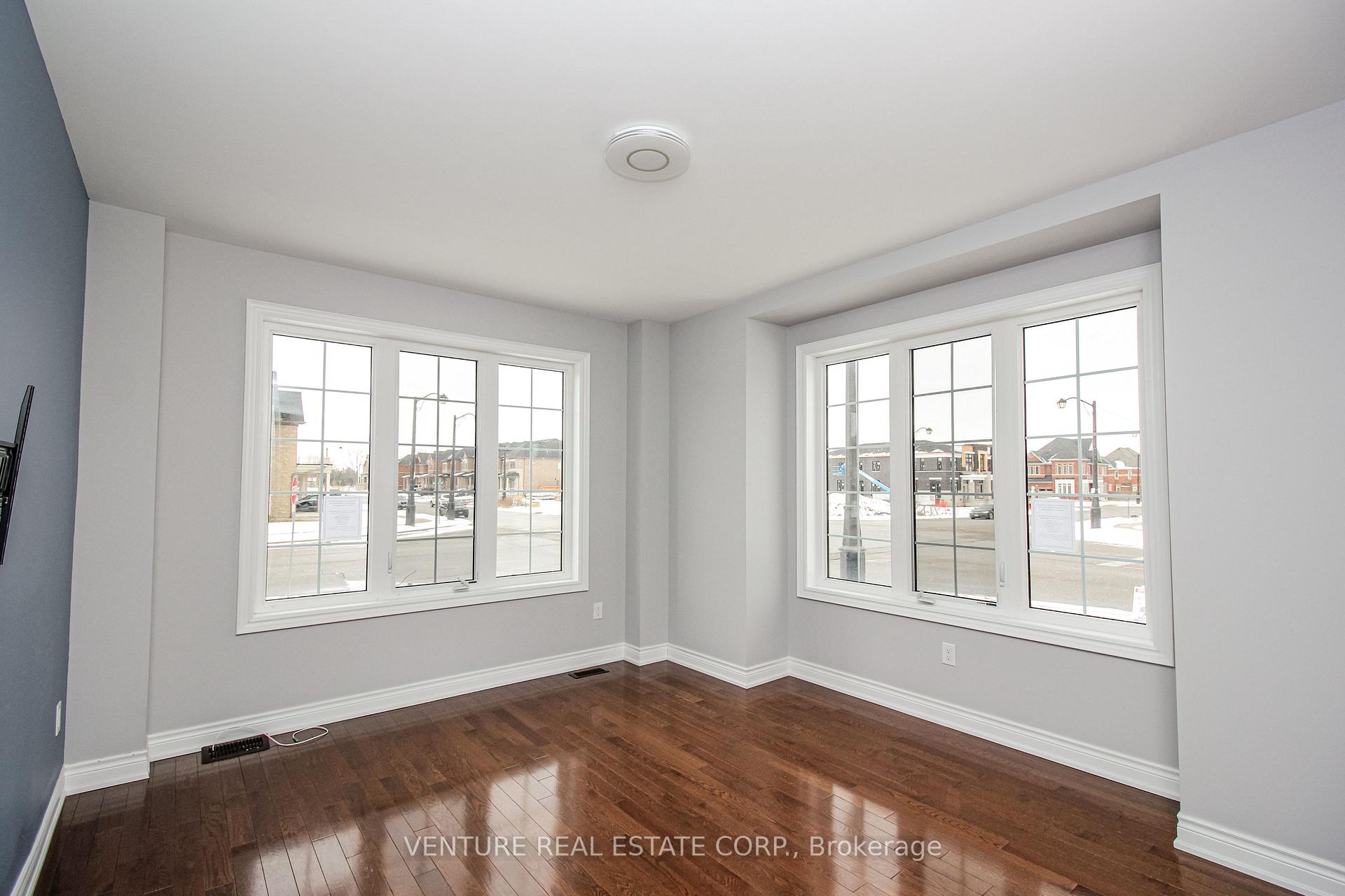 Photo 6 of 532 Mactier Drive, Vaughan, Kleinburg — HOMEH