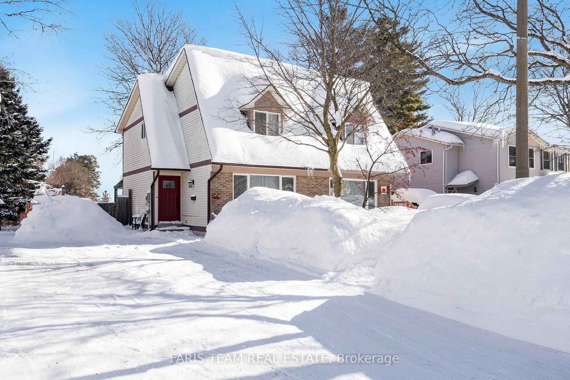 Photo 2 of 11 Wilde Place, Barrie, Letitia Heights — HOMEH