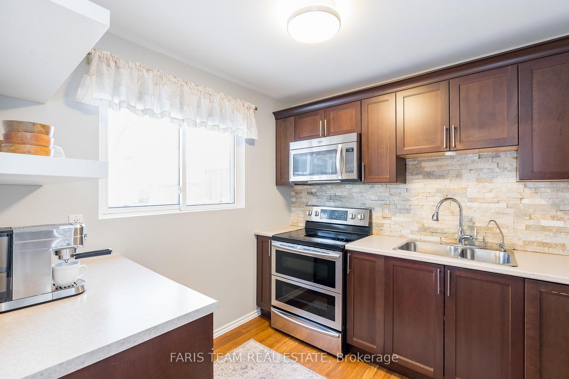 Photo 3 of 11 Wilde Place, Barrie, Letitia Heights — HOMEH