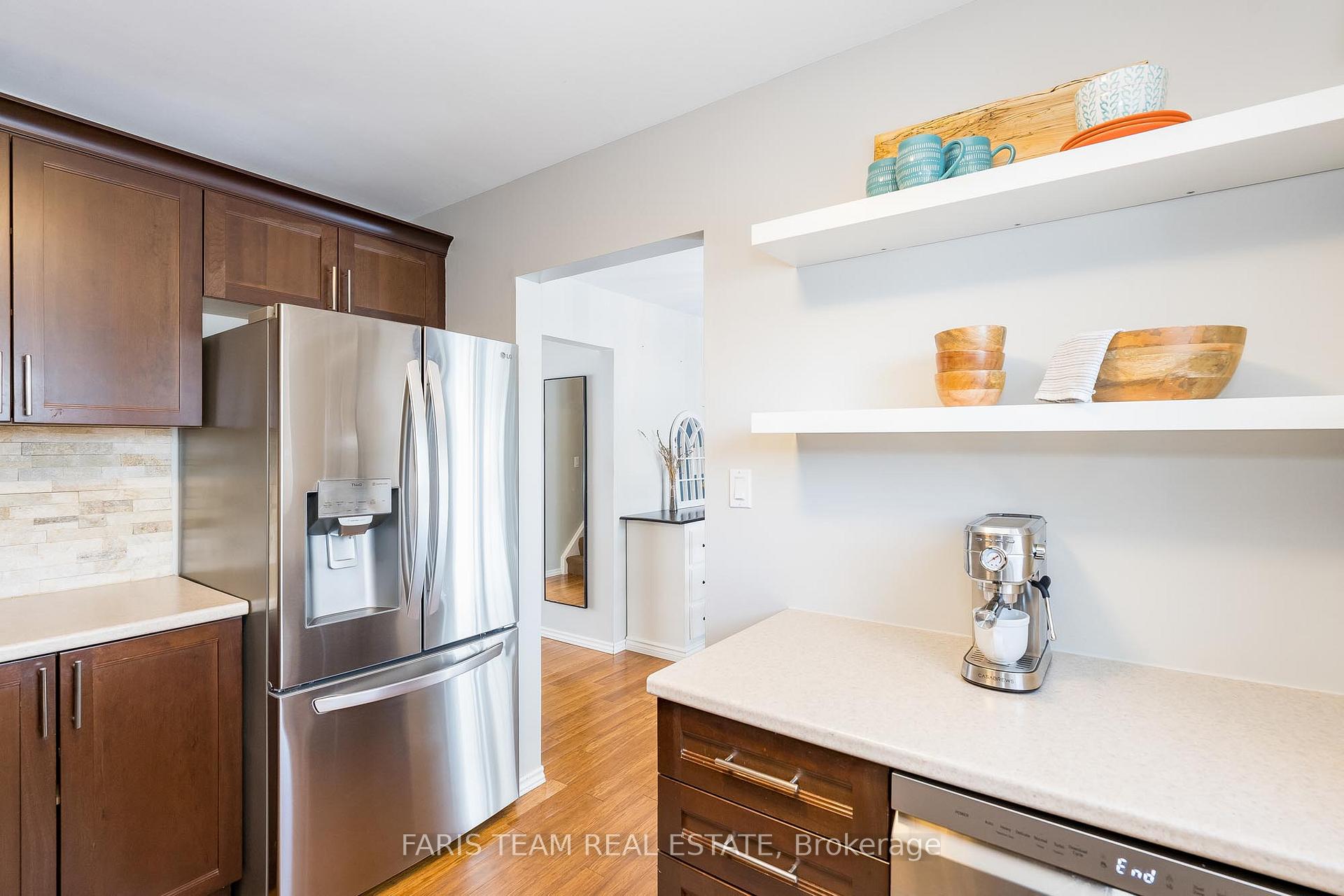Photo 4 of 11 Wilde Place, Barrie, Letitia Heights — HOMEH