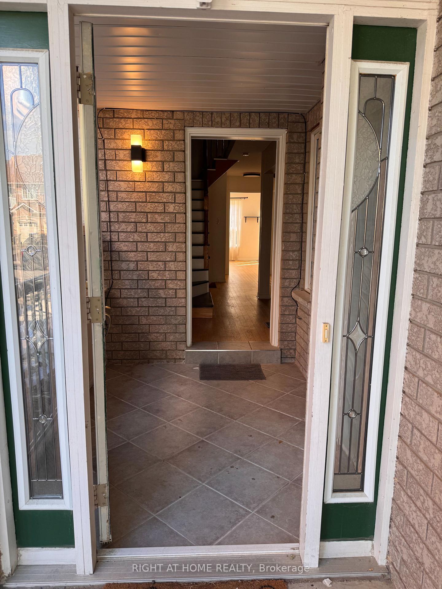 Photo 3 of 22 Tiller Trail, Brampton, Fletcher's Creek Village — HOMEH