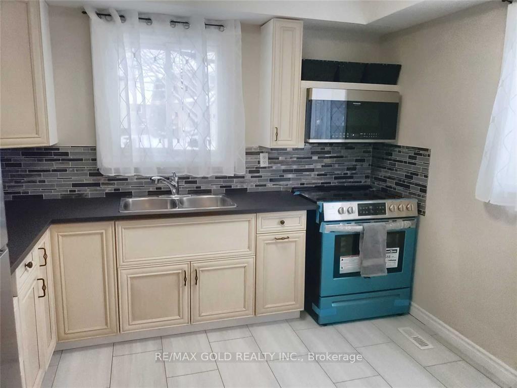 Photo 3 of 45 Rushmore Crescent, Brampton, Heart Lake East — HOMEH