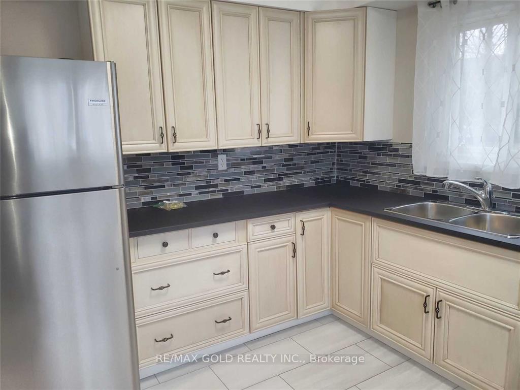 Photo 4 of 45 Rushmore Crescent, Brampton, Heart Lake East — HOMEH