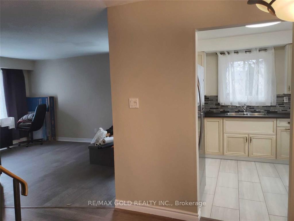 Photo 5 of 45 Rushmore Crescent, Brampton, Heart Lake East — HOMEH