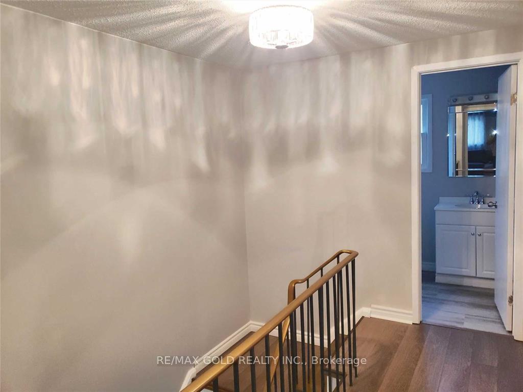 Photo 11 of 45 Rushmore Crescent, Brampton, Heart Lake East — HOMEH
