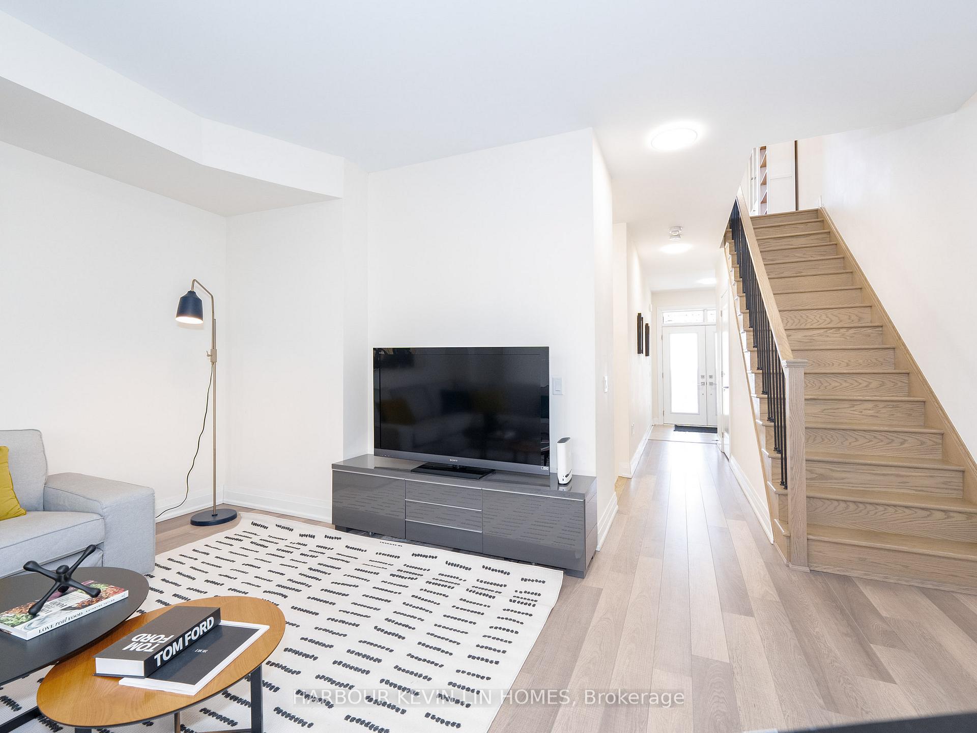 Photo 11 of 64 Salterton Circle, Vaughan, Rural Vaughan — HOMEH