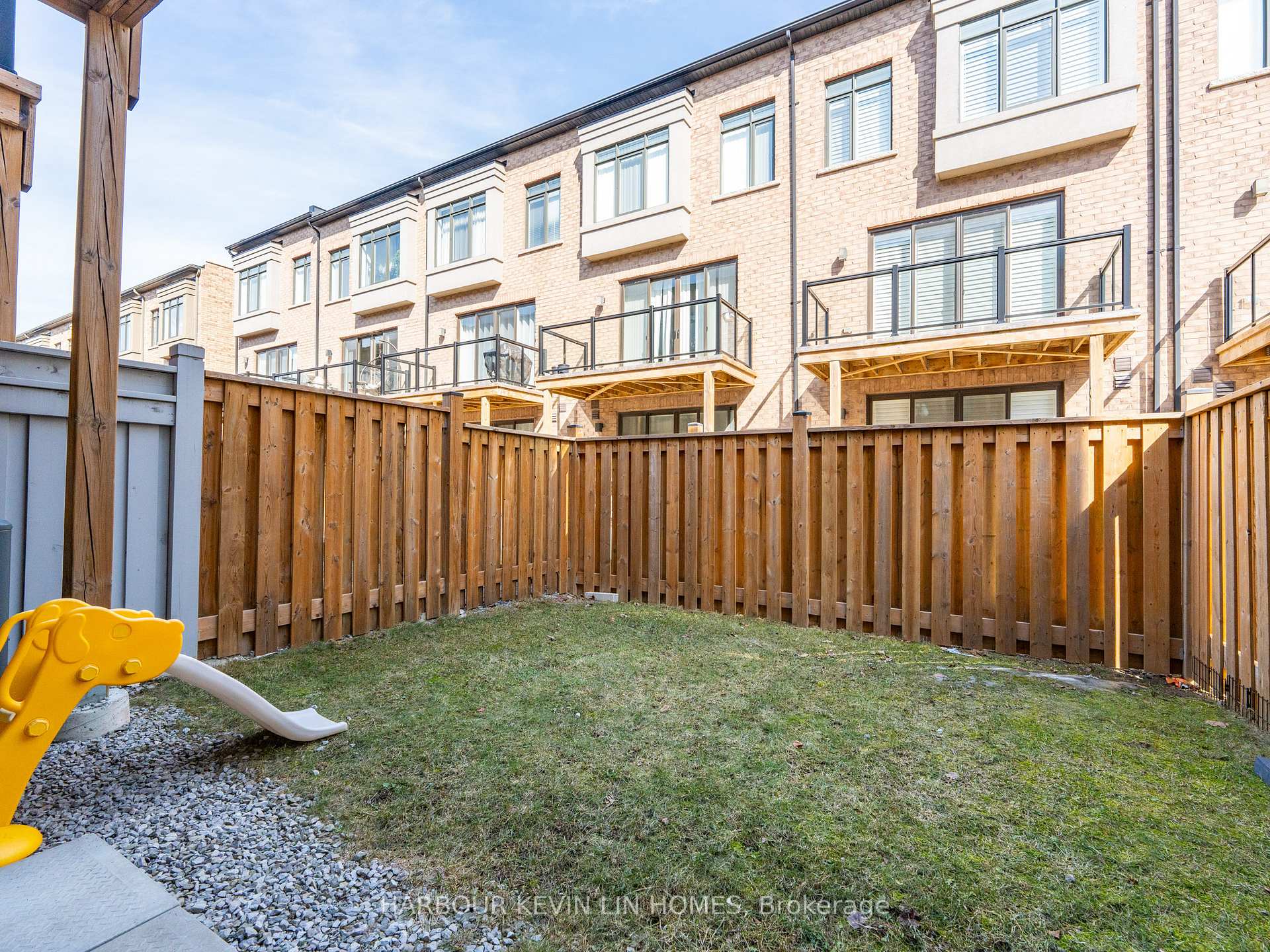 Photo 13 of 64 Salterton Circle, Vaughan, Rural Vaughan — HOMEH