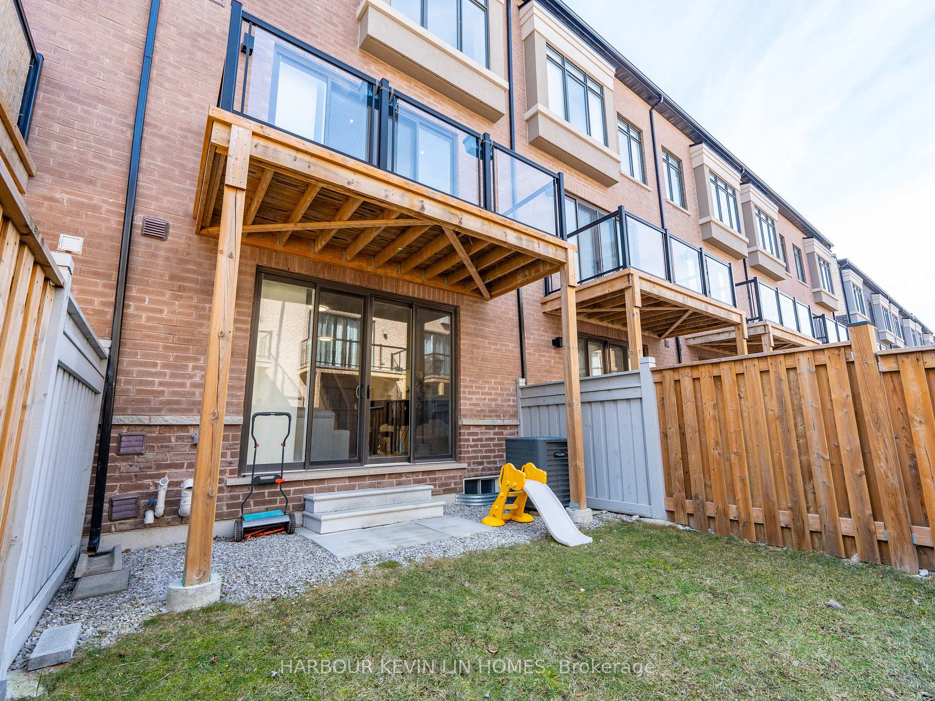 Photo 14 of 64 Salterton Circle, Vaughan, Rural Vaughan — HOMEH