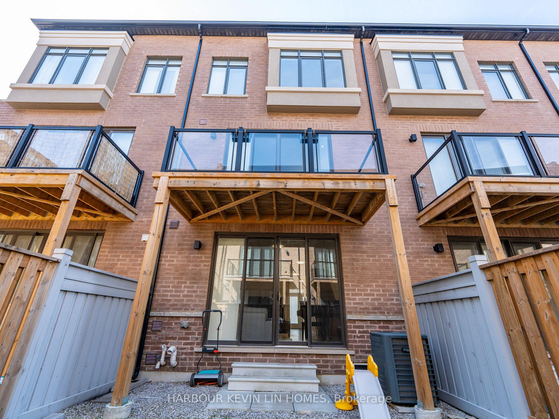 Photo 15 of 64 Salterton Circle, Vaughan, Rural Vaughan — HOMEH