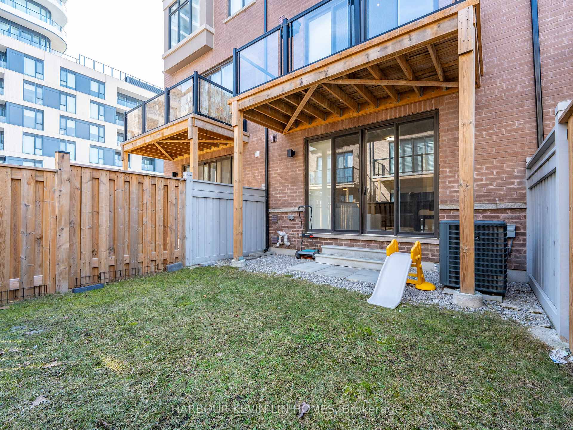 Photo 16 of 64 Salterton Circle, Vaughan, Rural Vaughan — HOMEH