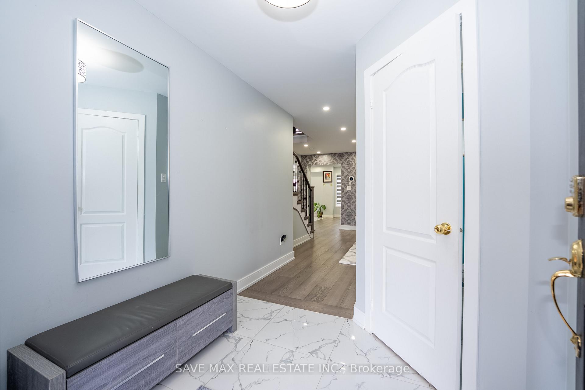 Photo 3 of 100 Crown Victoria Drive, Brampton, Fletcher's Meadow — HOMEH