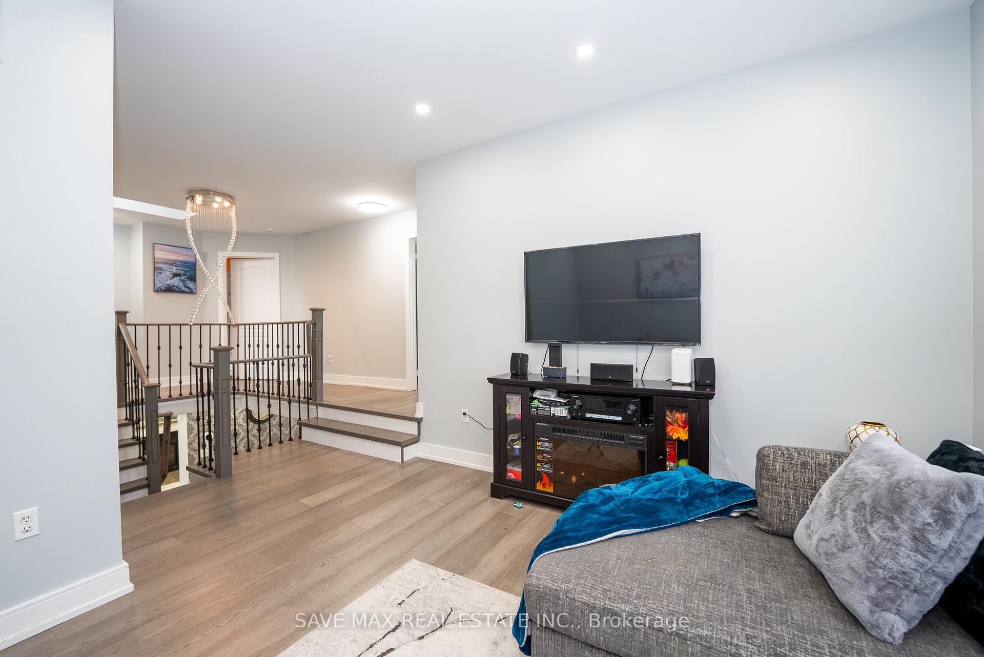 Photo 17 of 100 Crown Victoria Drive, Brampton, Fletcher's Meadow — HOMEH