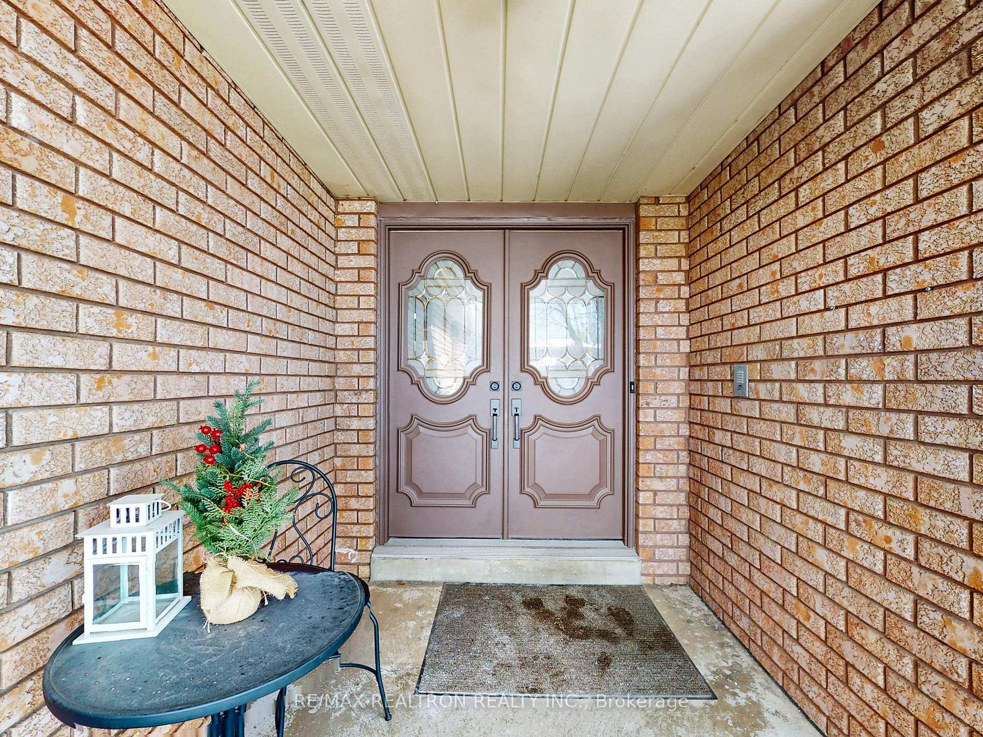 Photo 2 of 266 Clover Leaf Street, Vaughan, East Woodbridge — HOMEH