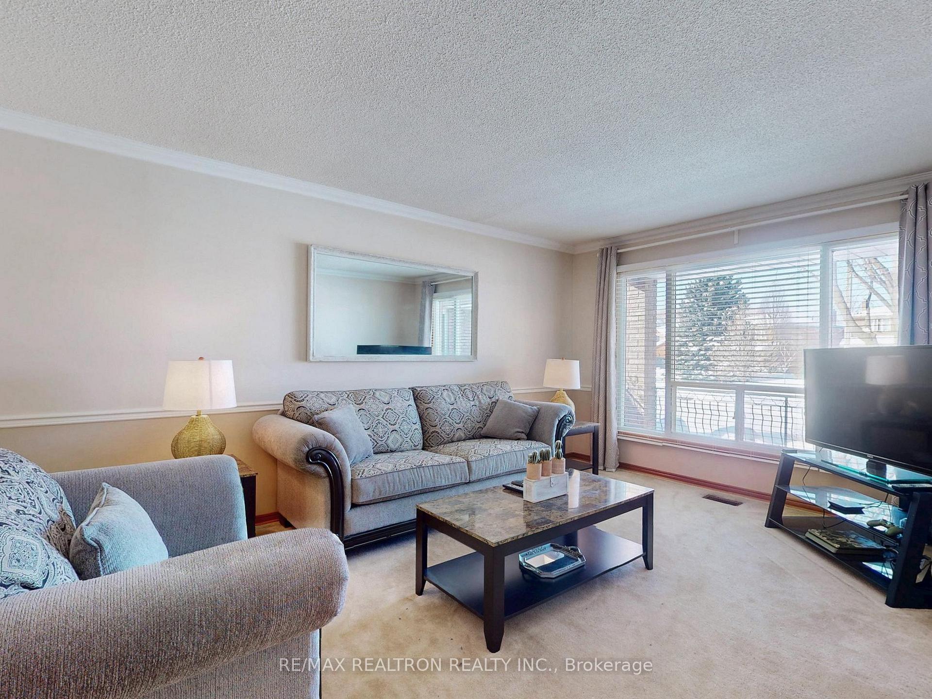 Photo 3 of 266 Clover Leaf Street, Vaughan, East Woodbridge — HOMEH