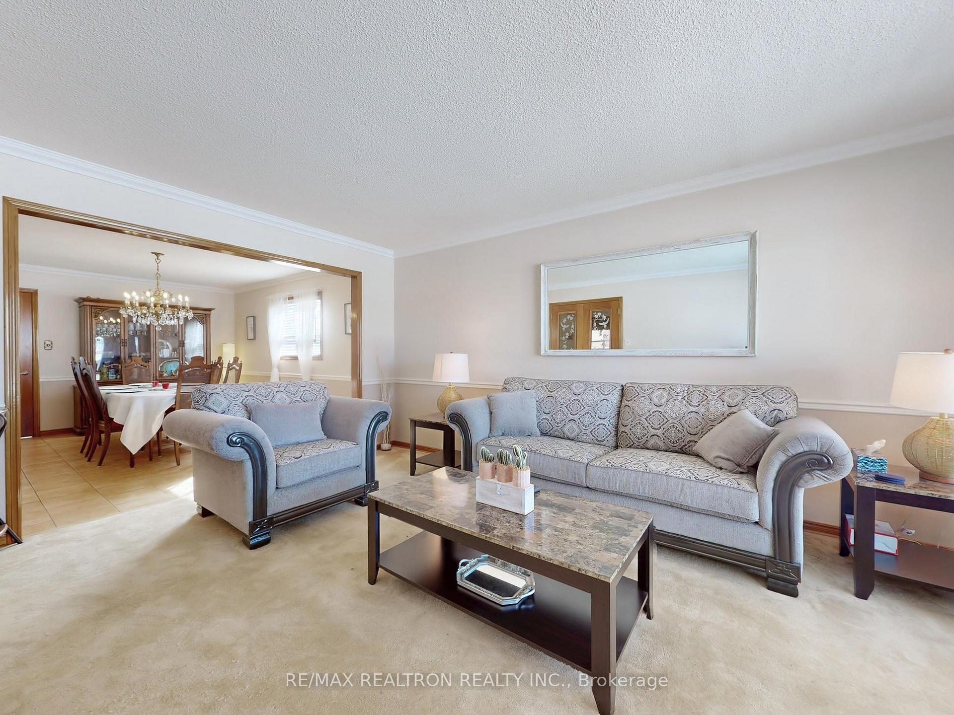 Photo 4 of 266 Clover Leaf Street, Vaughan, East Woodbridge — HOMEH