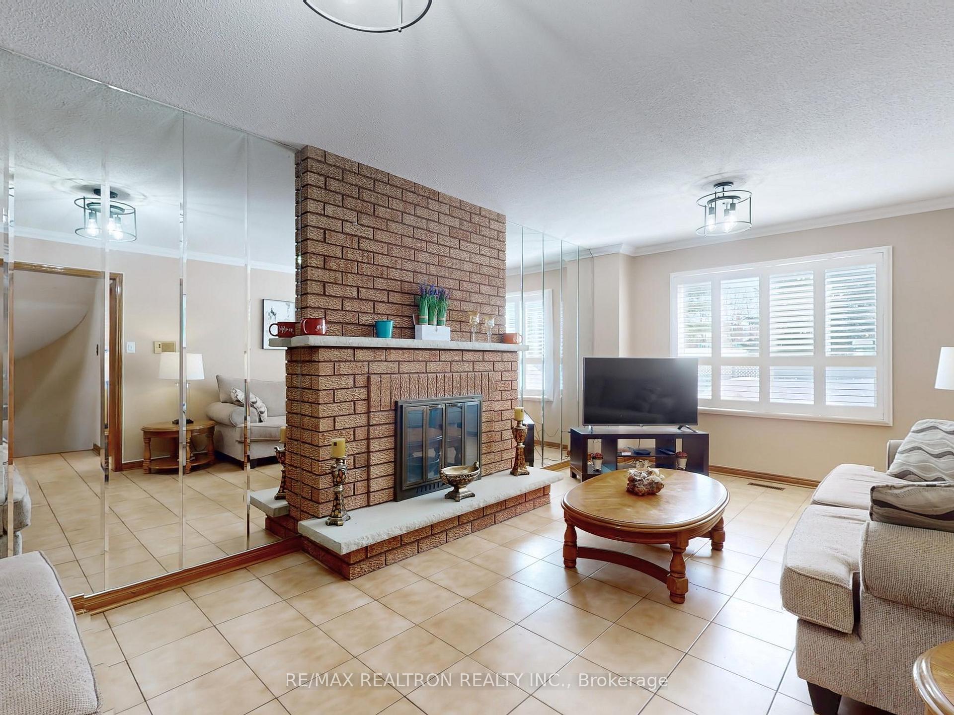 Photo 5 of 266 Clover Leaf Street, Vaughan, East Woodbridge — HOMEH