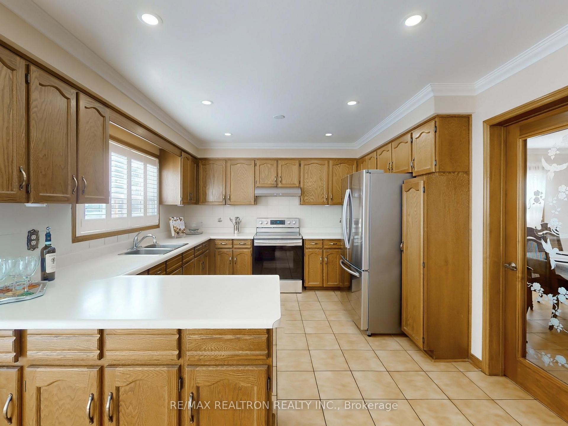 Photo 7 of 266 Clover Leaf Street, Vaughan, East Woodbridge — HOMEH