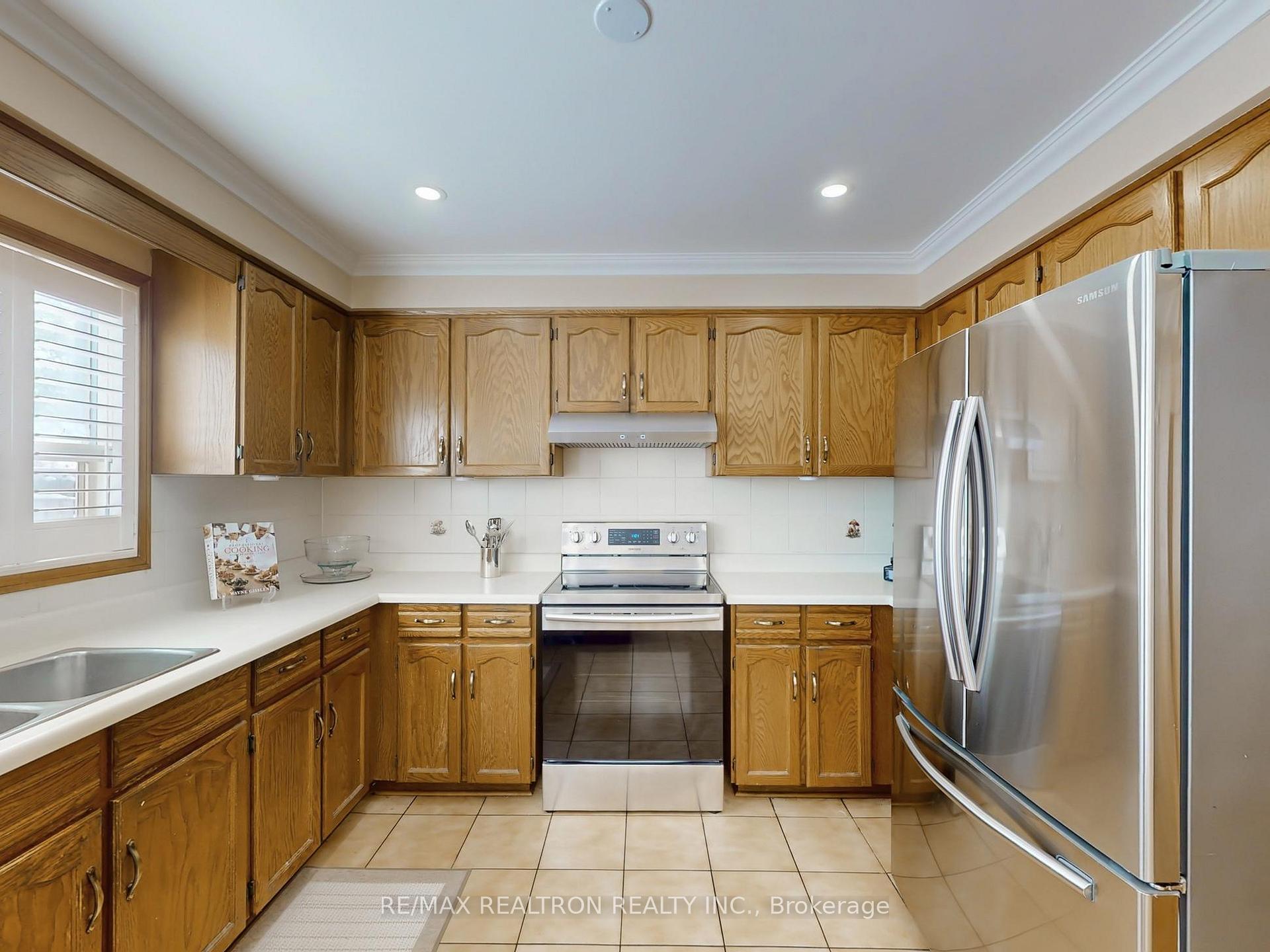 Photo 8 of 266 Clover Leaf Street, Vaughan, East Woodbridge — HOMEH
