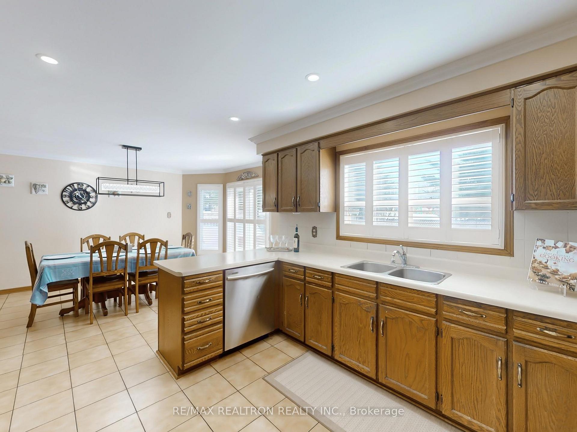 Photo 9 of 266 Clover Leaf Street, Vaughan, East Woodbridge — HOMEH