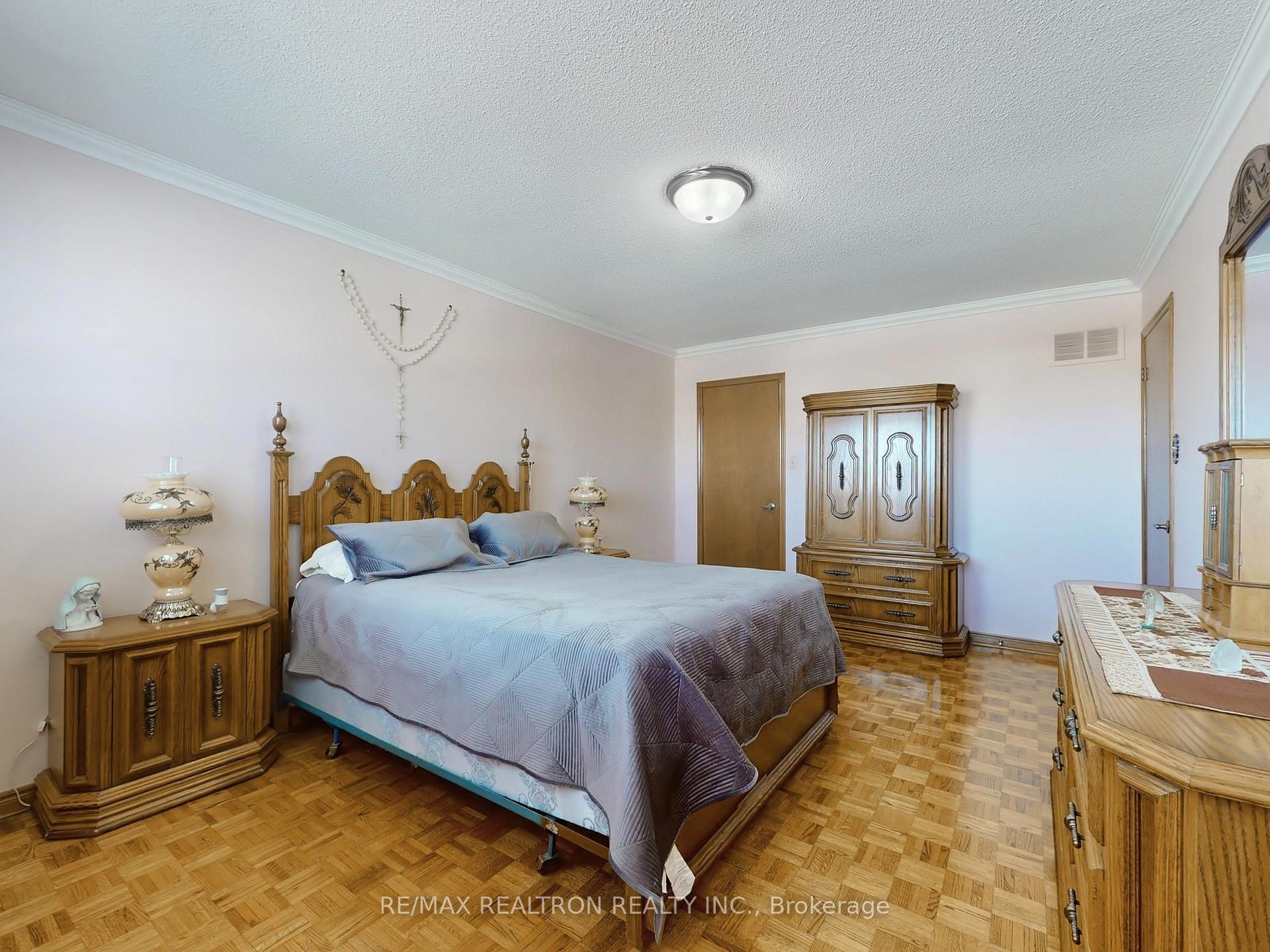 Photo 18 of 266 Clover Leaf Street, Vaughan, East Woodbridge — HOMEH