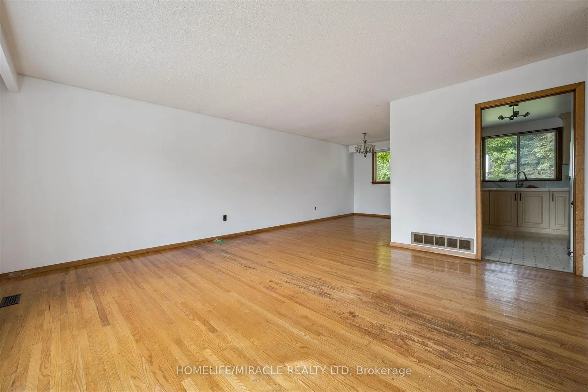 Photo 12 of 56 Elgin Drive, Brampton, Brampton South — HOMEH
