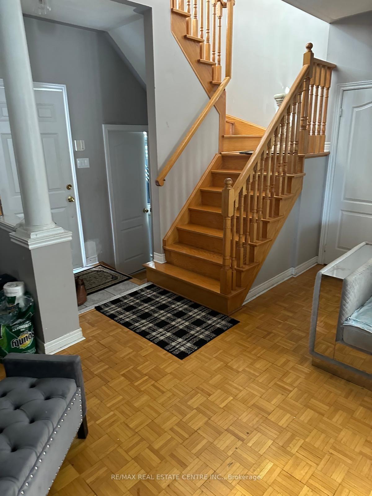 Photo 3 of 27 Sandway Crescent, Vaughan, Maple — HOMEH