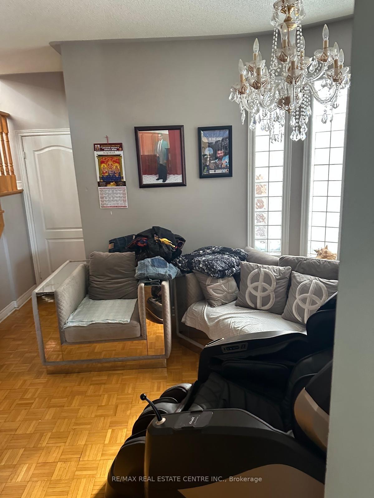Photo 4 of 27 Sandway Crescent, Vaughan, Maple — HOMEH
