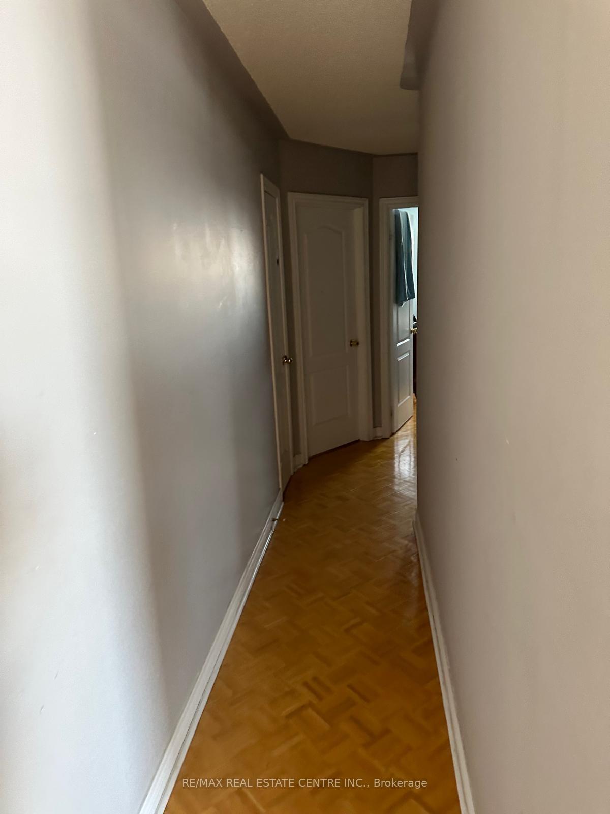 Photo 8 of 27 Sandway Crescent, Vaughan, Maple — HOMEH