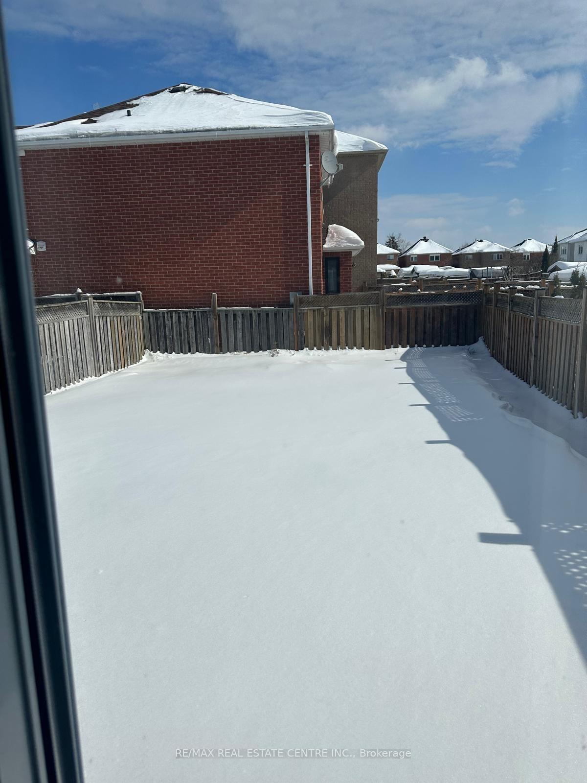 Photo 9 of 27 Sandway Crescent, Vaughan, Maple — HOMEH