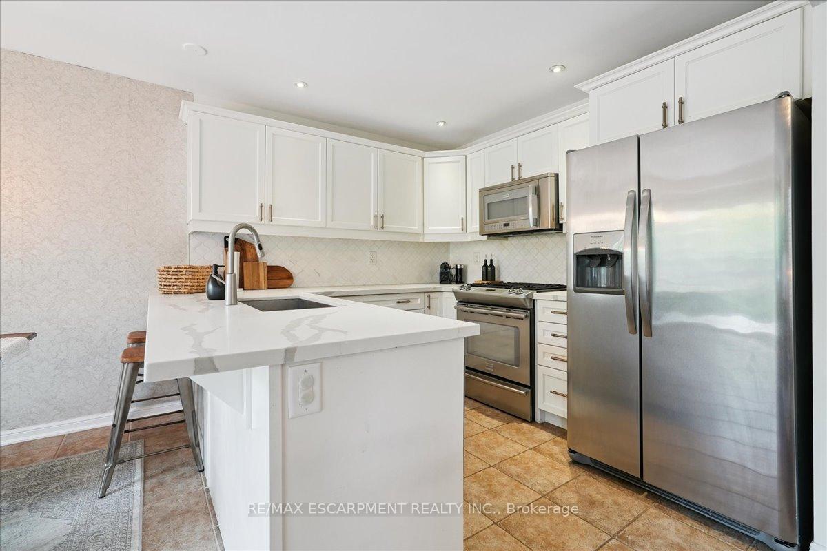Photo 8 of 40 Peer Court, Hamilton, Meadowlands — HOMEH