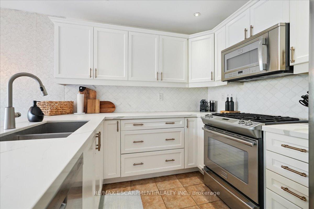 Photo 10 of 40 Peer Court, Hamilton, Meadowlands — HOMEH