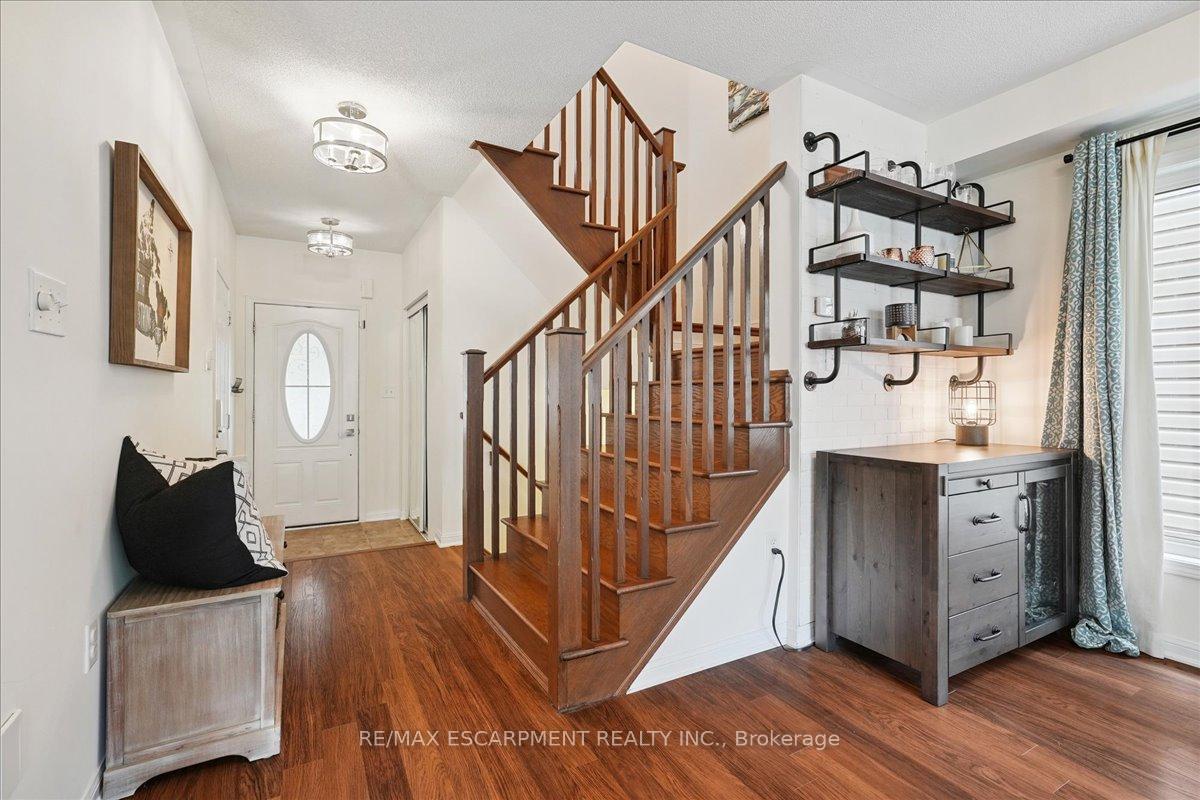 Photo 13 of 40 Peer Court, Hamilton, Meadowlands — HOMEH
