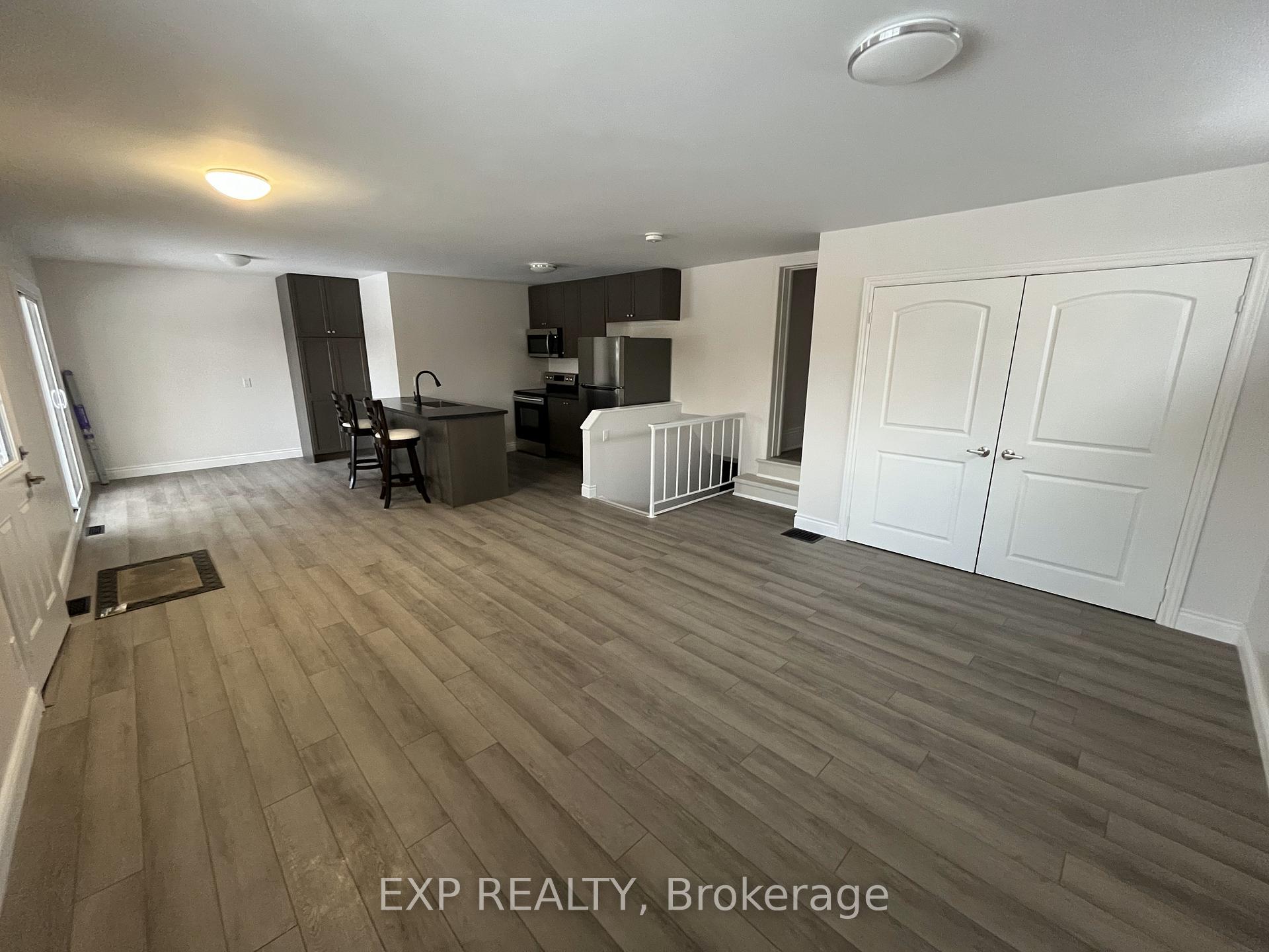 Photo 3 of 47 Grove Street E, Barrie, Wellington — HOMEH