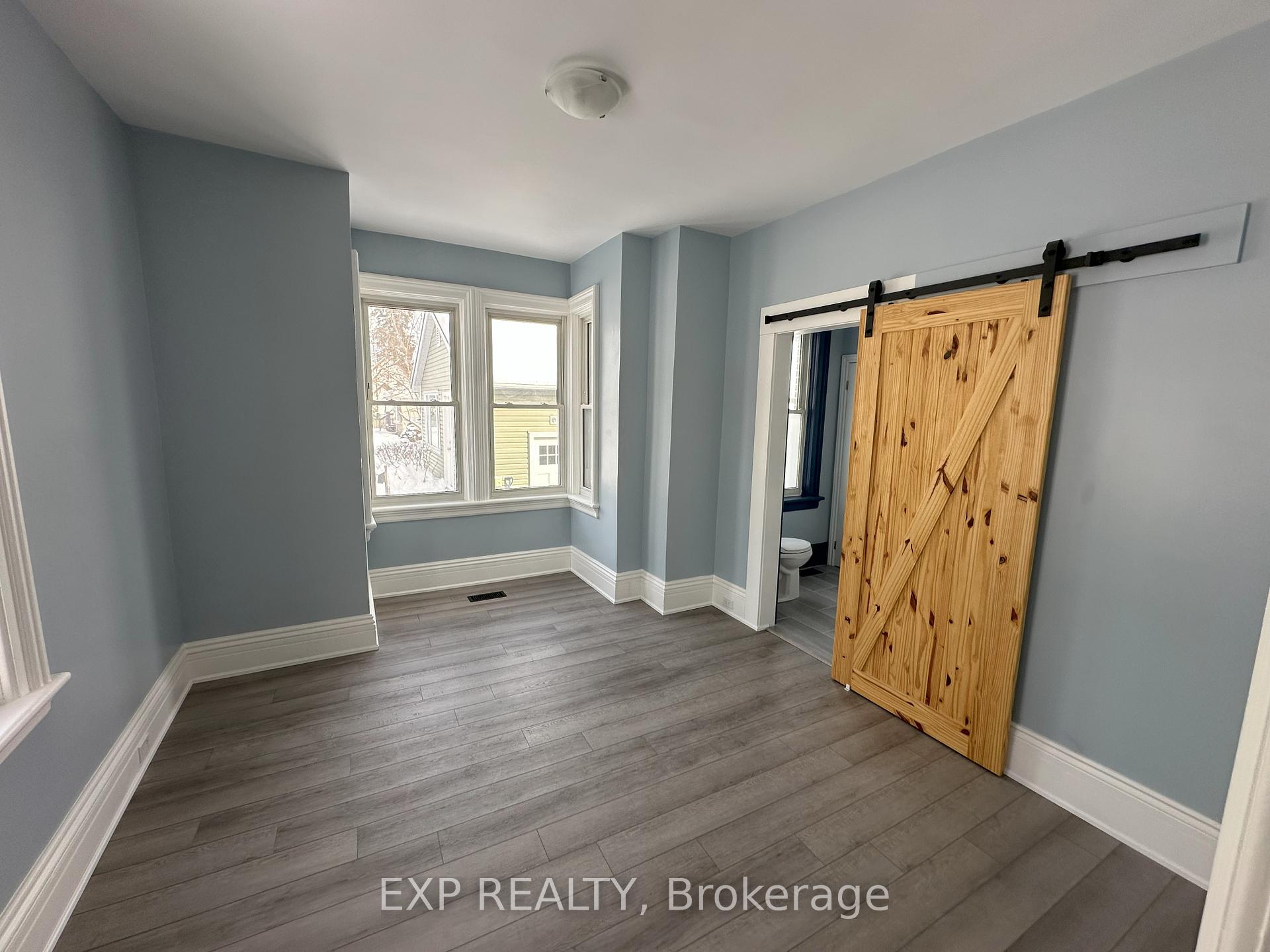 Photo 5 of 47 Grove Street E, Barrie, Wellington — HOMEH