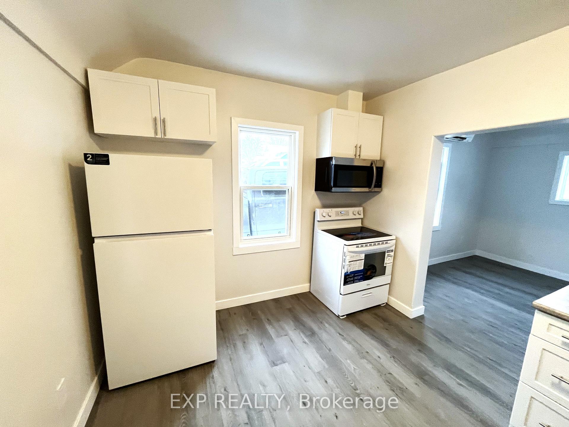 Photo 7 of 47 Grove Street E, Barrie, Wellington — HOMEH