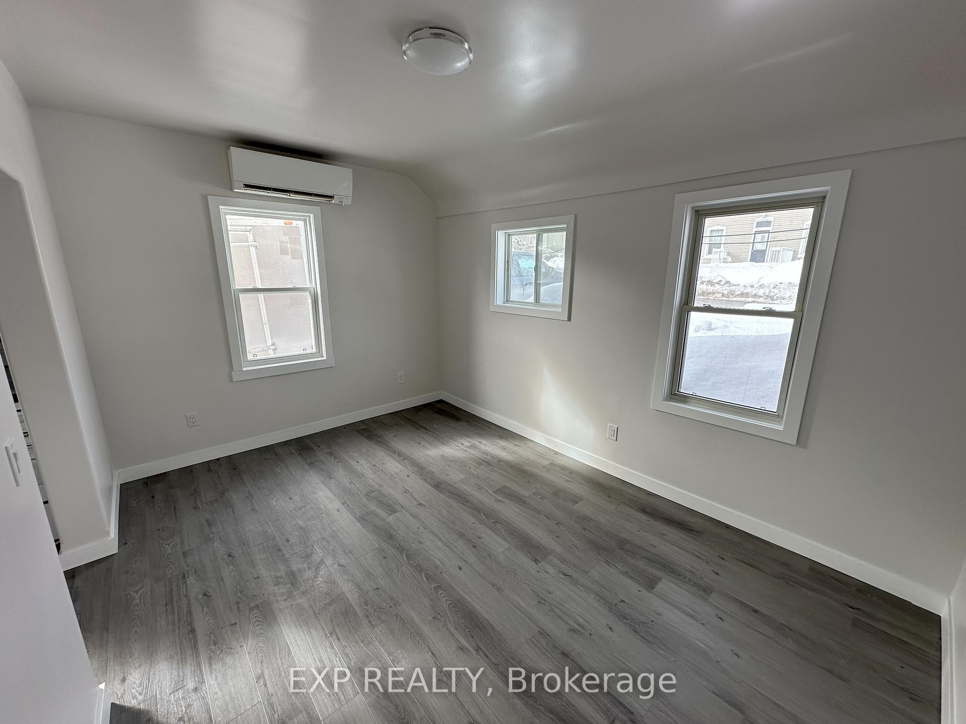 Photo 9 of 47 Grove Street E, Barrie, Wellington — HOMEH