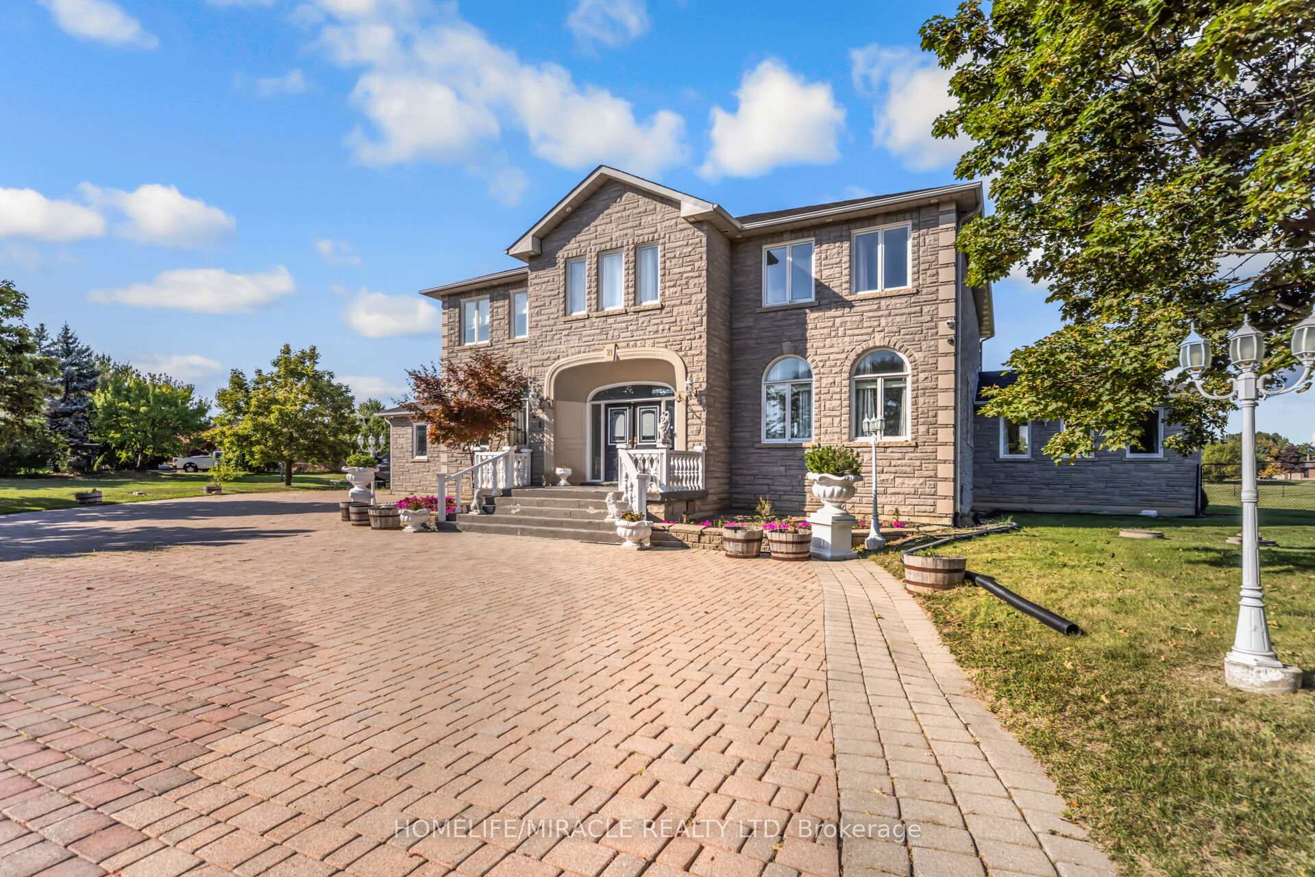 Photo 5 of 21 Bowman Avenue, Brampton, Toronto Gore Rural Estate — HOMEH