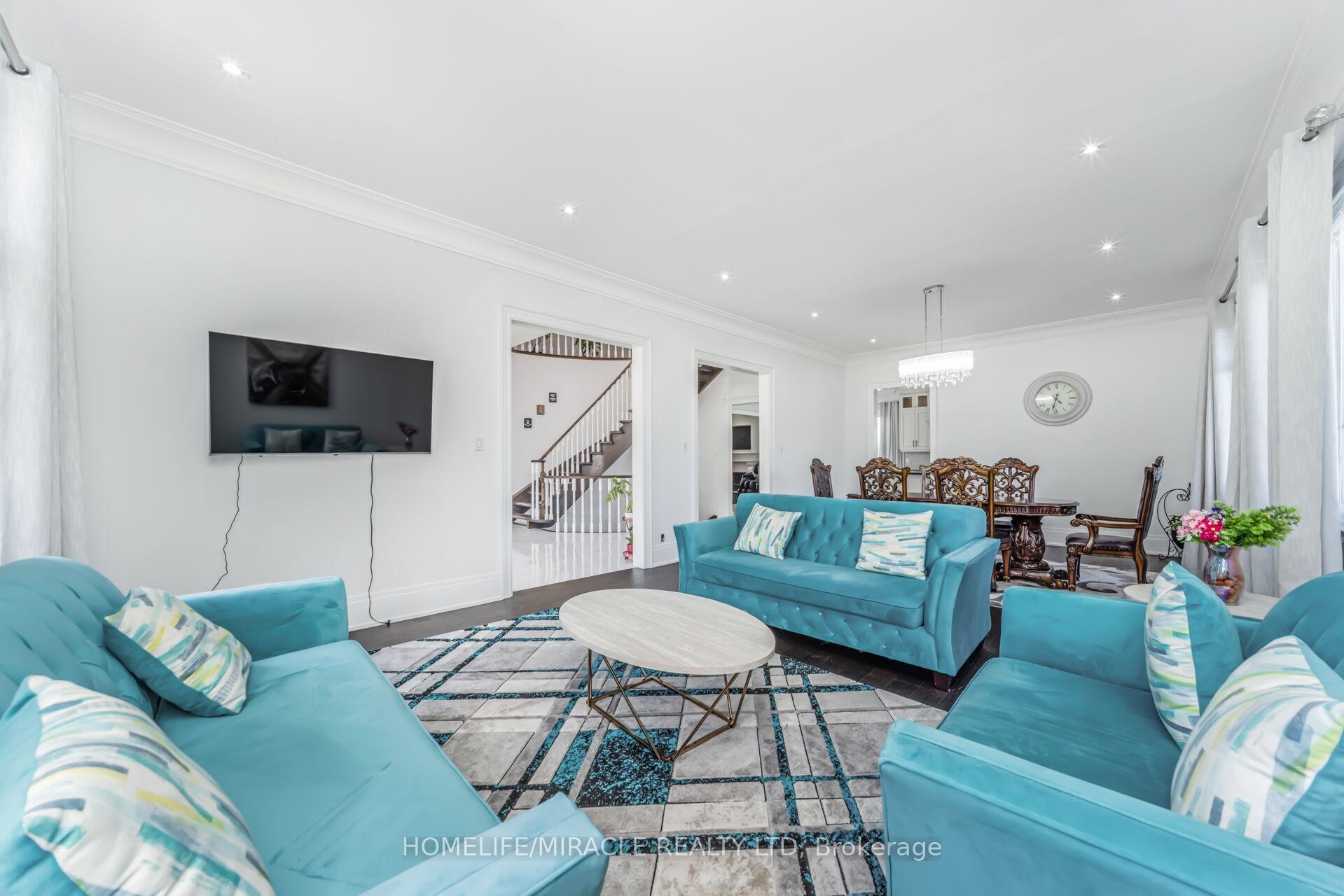 Photo 11 of 21 Bowman Avenue, Brampton, Toronto Gore Rural Estate — HOMEH