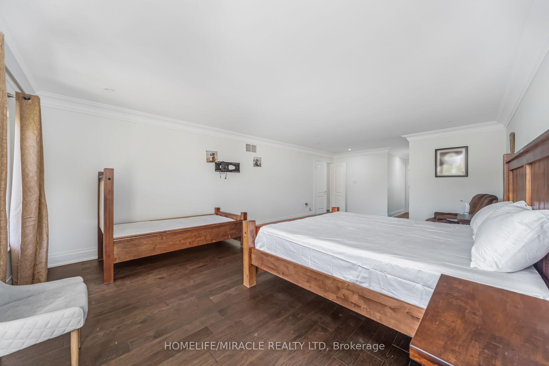 Photo 33 of 21 Bowman Avenue, Brampton, Toronto Gore Rural Estate — HOMEH