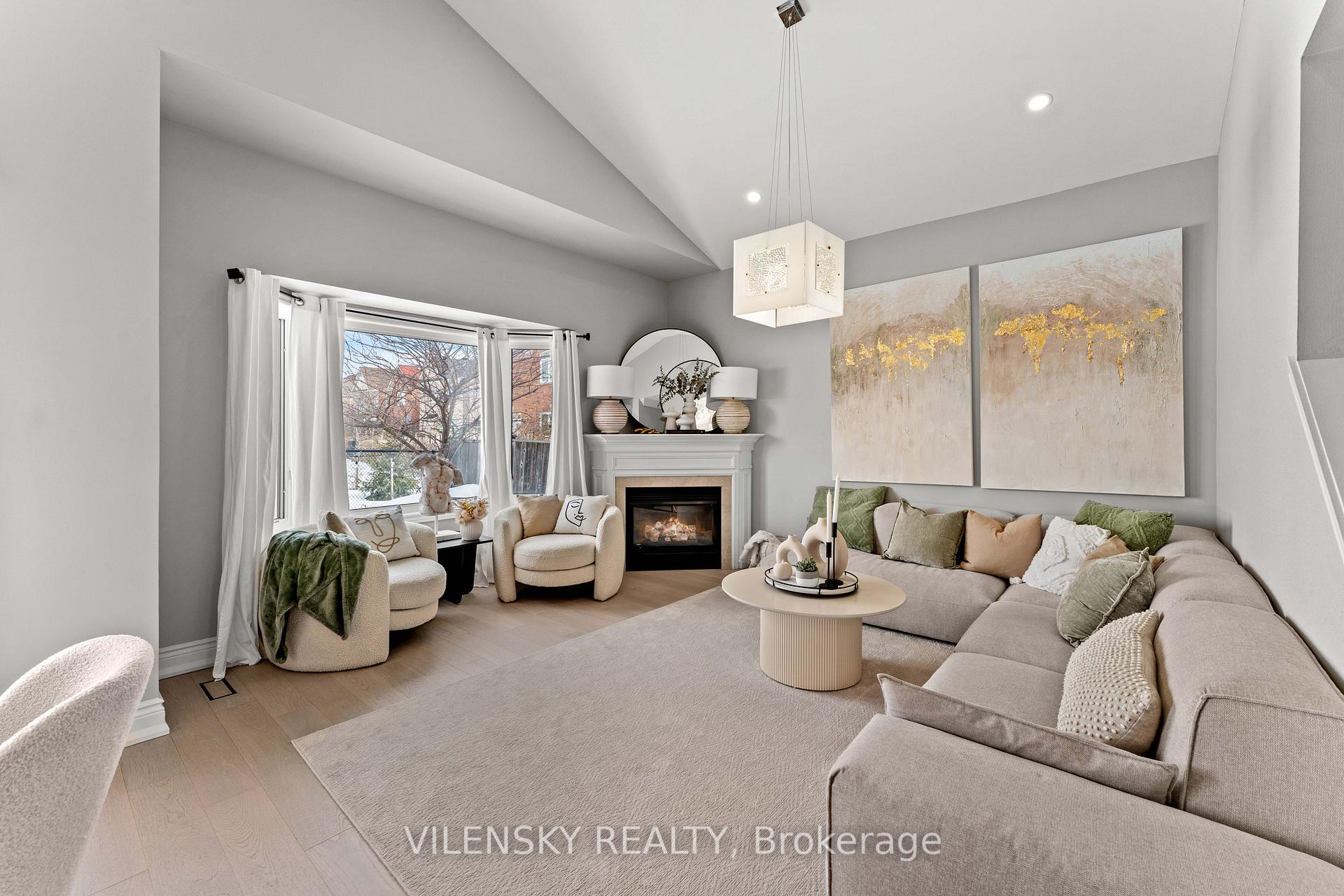Photo 2 of 40 Mosswood Road, Vaughan, Patterson — HOMEH