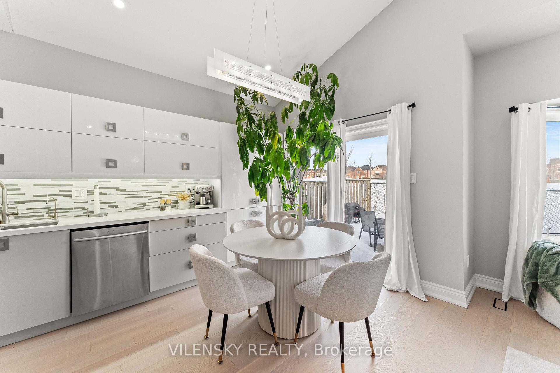 Photo 13 of 40 Mosswood Road, Vaughan, Patterson — HOMEH
