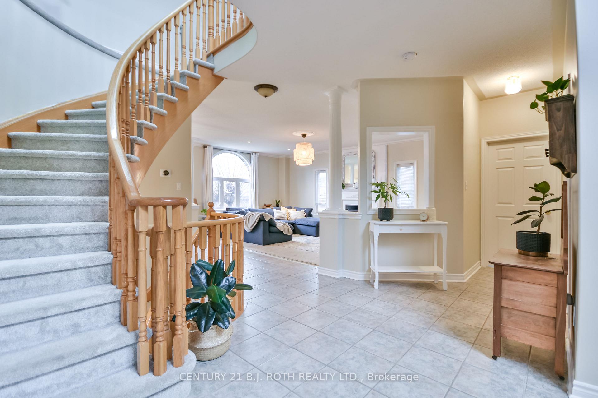 Photo 3 of 61 Honey Crescent, Barrie, Painswick South — HOMEH