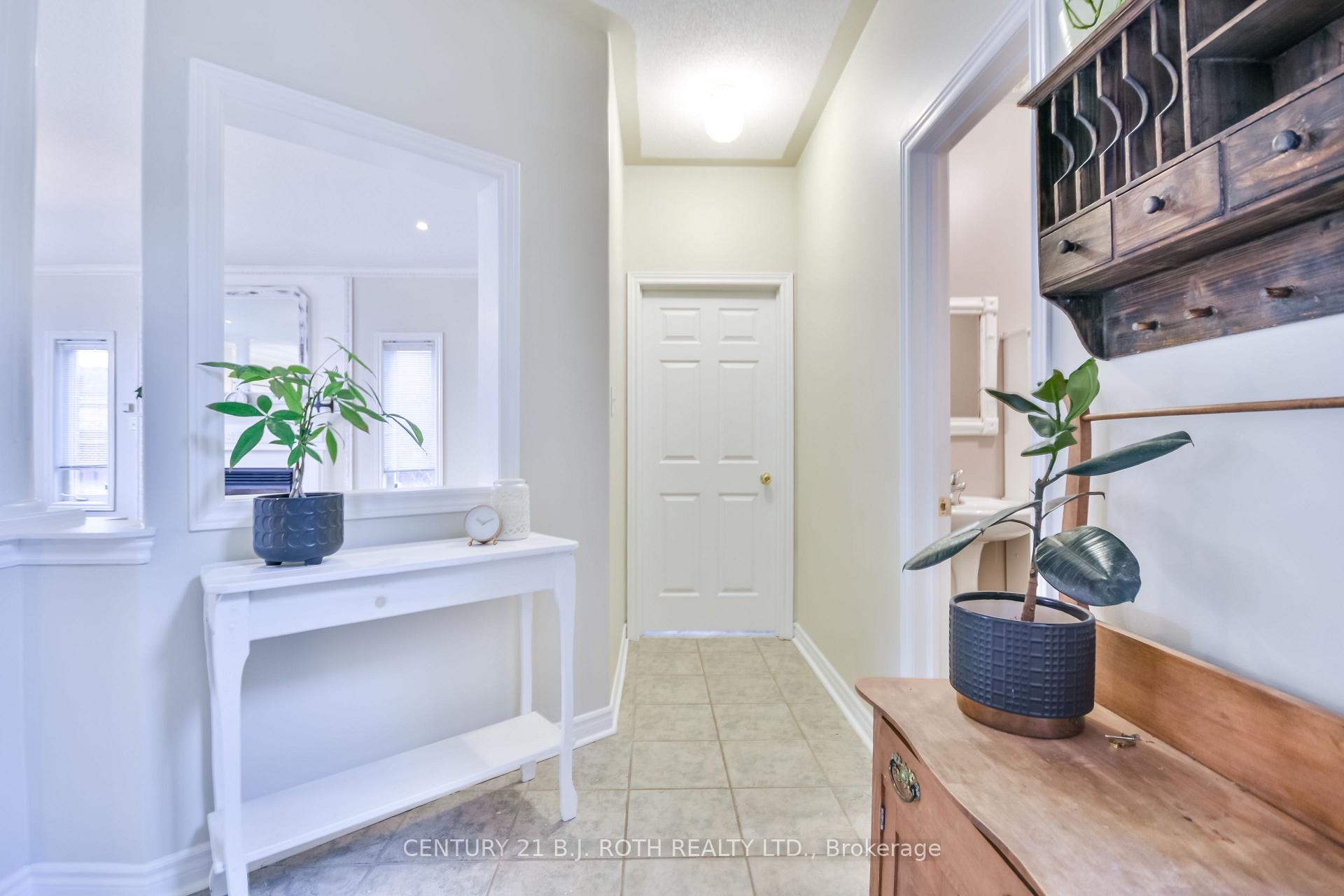 Photo 5 of 61 Honey Crescent, Barrie, Painswick South — HOMEH