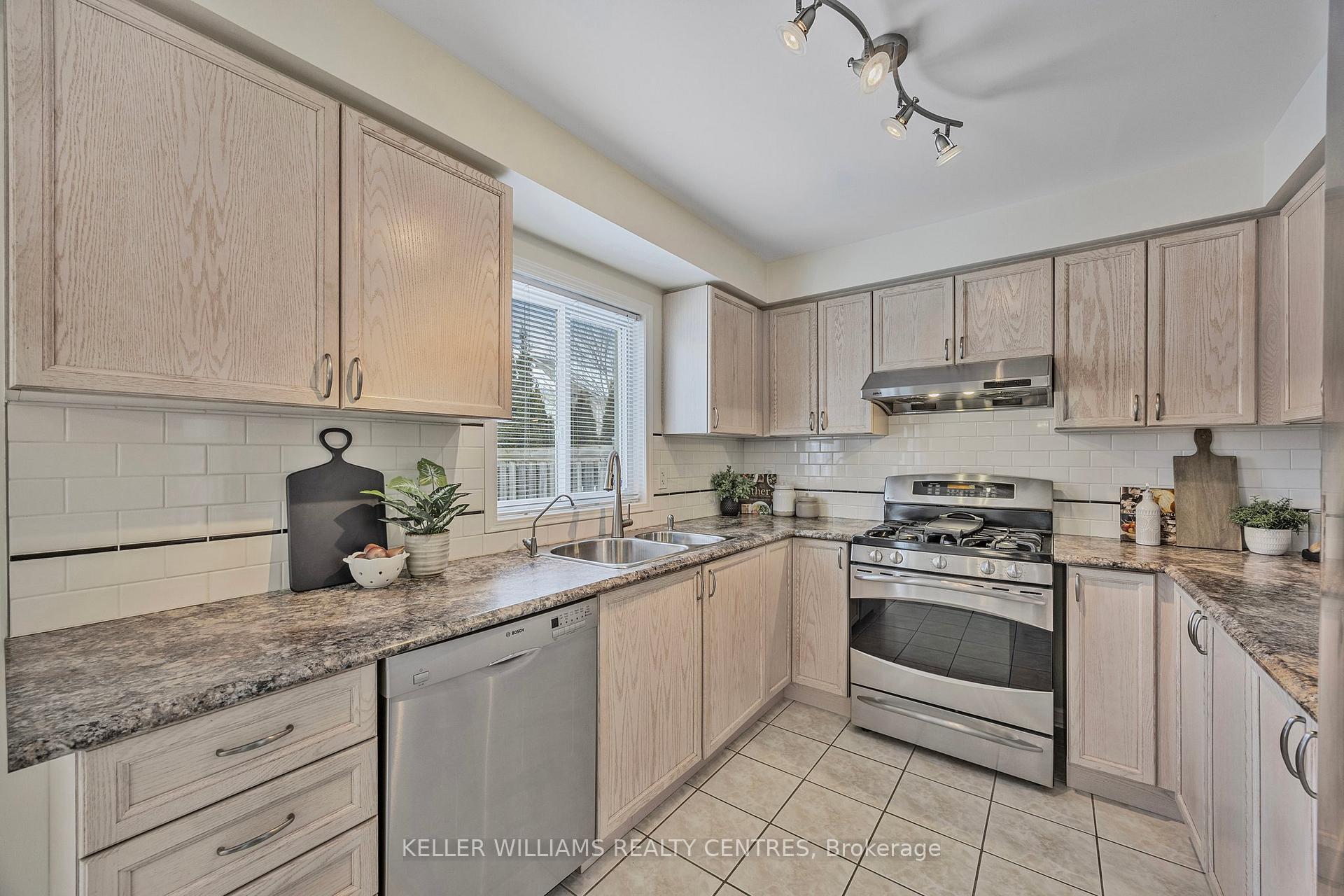 Photo 9 of 26 Succession Crescent, Barrie, Innis-Shore — HOMEH