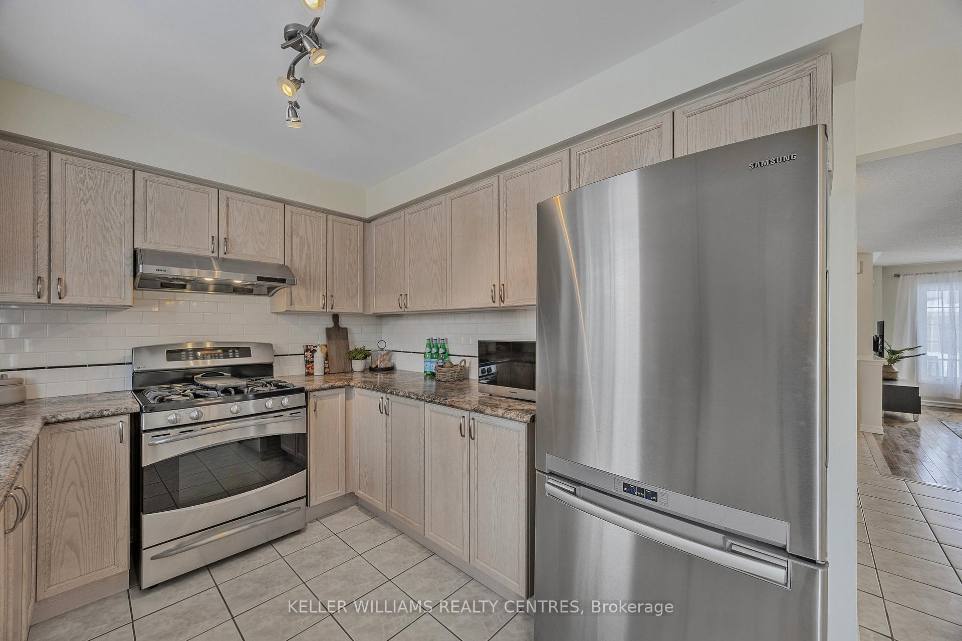 Photo 10 of 26 Succession Crescent, Barrie, Innis-Shore — HOMEH