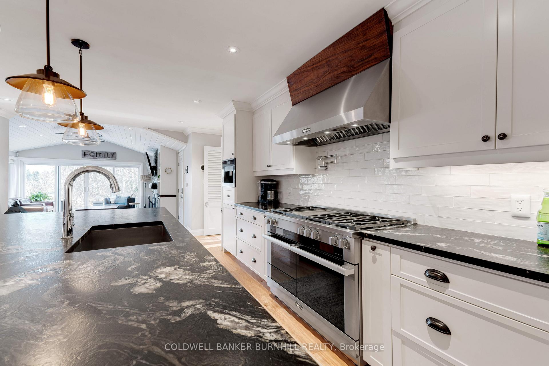 Photo 14 of 775 Falcon Boulevard, Burlington, LaSalle — HOMEH